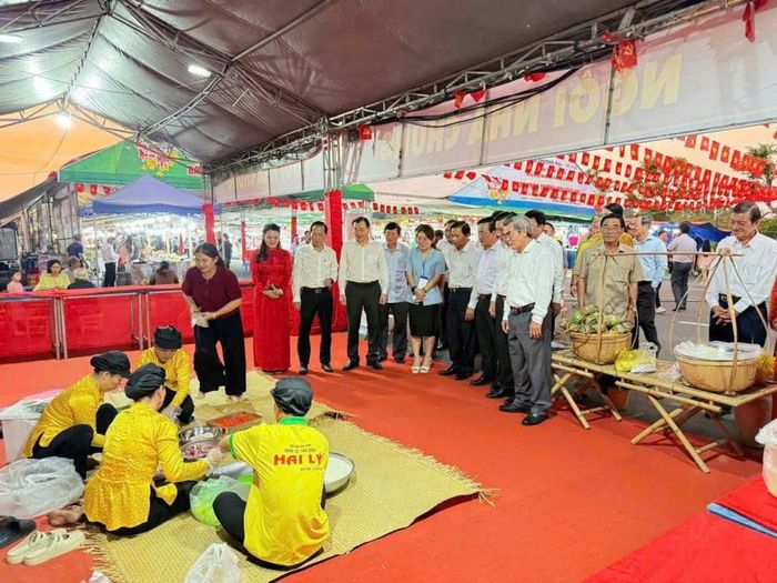 Đại biểu tham quan, trải nghiệm hoạt động trình diễn gói bánh tét truyền thống tại Hội chợ Xúc tiến Thương mại, Du lịch - Mừng Đảng, mừng Xuân Bính Ngọ năm 2026