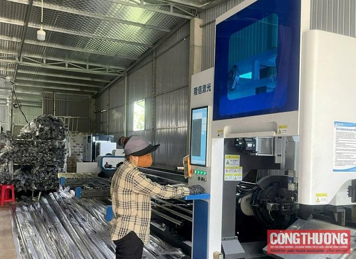 Hỗ trợ máy móc, thiết bị hiện đại nâng cao hiệu quả sản xuất.