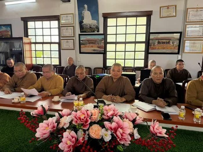 Chư tôn đức tham dự họp