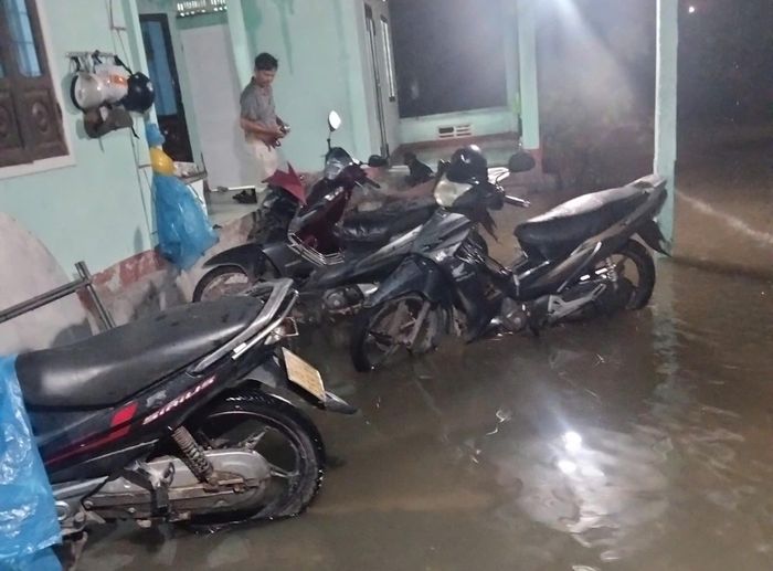 Nước tràn vào sân nhà dân gây ngập.