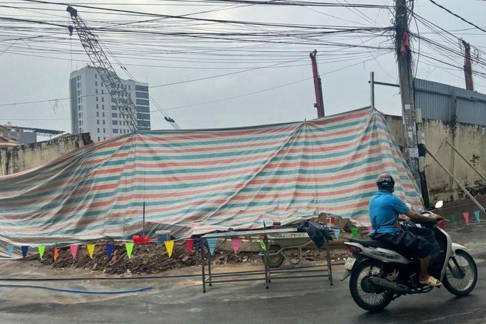 Bùn đất tràn vào một số nhà dân và hàng quán sau khi tường bao công trình bị vỡ. Hiện tường bao đã được xử lý che chắn lại.