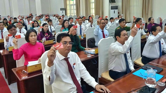Biểu quyết thông qua dự thảo Nghị quyết về việc quyết định chủ trương đầu tư Dự án đường ven biển đoạn qua địa bàn tỉnh Cà Mau.