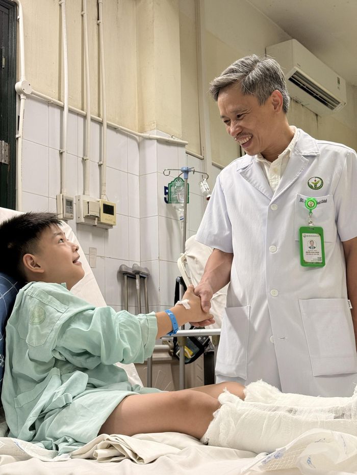 Ê kíp Bệnh viện Hữu nghị Việt Đức đã phát hiện, tiếp nhận và phẫu thuật kéo dài gân gót, mang lại cơ hội đi lại bình thường cho bé trai bị di chứng sau chấn thương sọ não.
