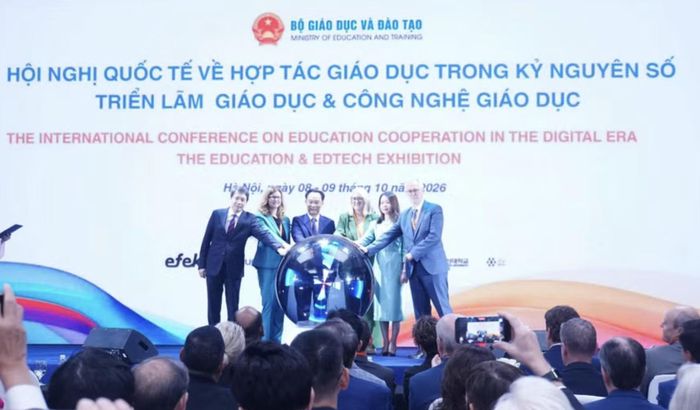 Bộ trưởng Hoàng Minh Sơn cùng các đại biểu tại nghi thức khai mạc Triển lãm Giáo dục và Công nghệ giáo dục, sáng 8/10.