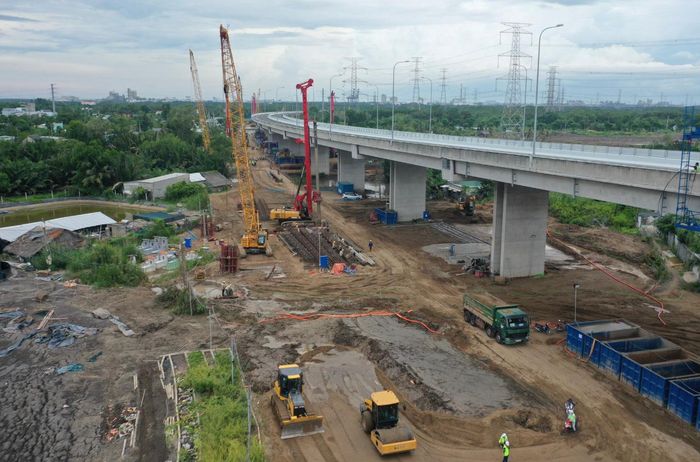 Hạ tầng kỹ thuật đang được khẩn trương di dời để chuẩn bị thi công dự án.