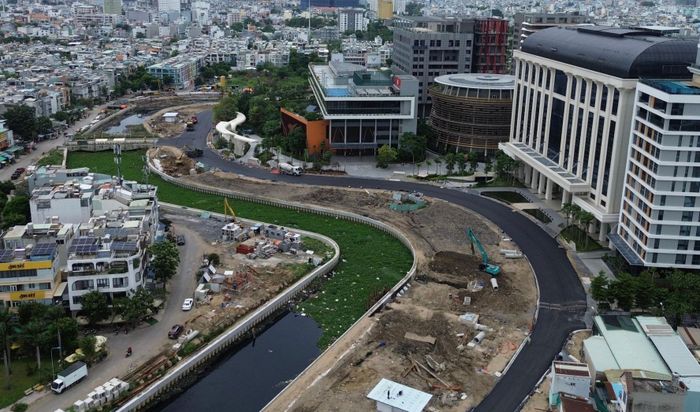 Một đoạn dự án cải tạo rạch Xuyên Tâm trước Trường ĐH Văn Lang.