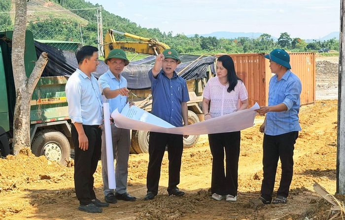Lãnh đạo xã Kim Bảng thường xuyên có mặt tại hiện trường để chỉ đạo công tác GPMB và khảo sát các vị trí dự kiến làm bãi chứa (Ảnh: UBND xã Kim Bảng).