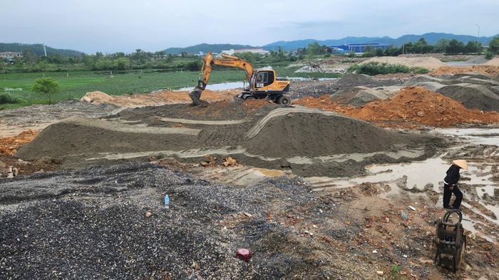 Dự kiến sẽ có hơn 18 triệu khối vật liệu các loại dư thừa trong quá trình thi công cao tốc cần đưa về các bãi tập kết (bãi đổ thải) để không làm ảnh hưởng đến vệ sinh môi trường và đúng quy định pháp luật (Ảnh minh họa)