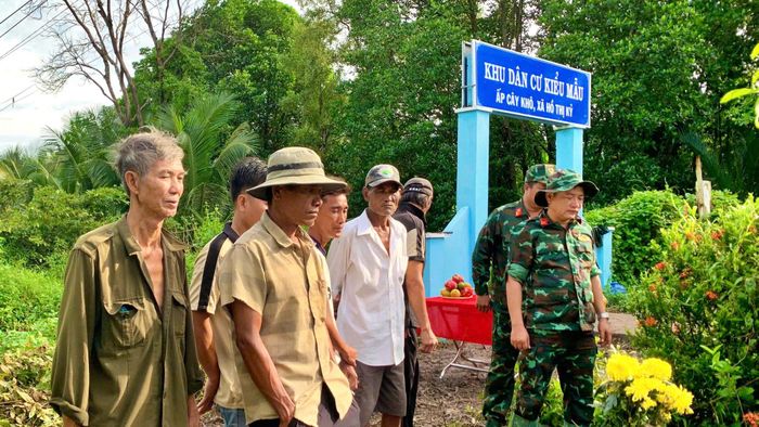 Người dân địa phương theo dõi lực lượng làm nhiệm vụ quy tập hài cốt liệt sĩ tại Nghĩa trang tạm Cầu Chữ Y. (Ảnh: Vĩnh Nghị).