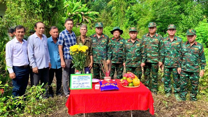 Ngay sau khi cất bốc hài cốt liệt sĩ, Đội quy tập đã lấy mẫu sinh phẩm ADN để giám định xác định danh tính liệt sĩ. (Ảnh: Vĩnh Nghị).
