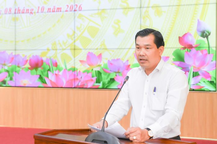 Ông Lê Minh Tuấn thông tin tại buổi họp báo định kỳ chiều 8/10.