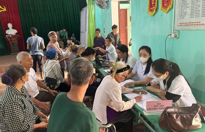 Người dân xã Kha Sơn tích cực tham gia chương trình khám sức khỏe toàn dân.