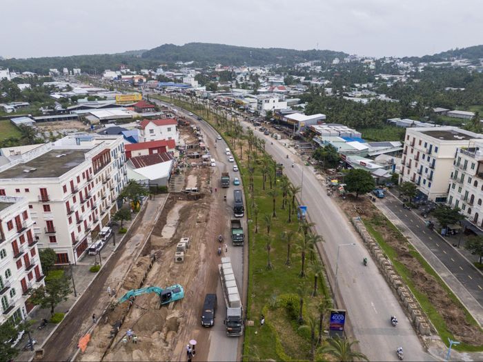 Để bám sát tiến độ thảm bê tông nhựa hai bên tuyến từ cuối năm 2026 đến đầu năm 2027, đơn vị thi công đã huy động tối đa máy móc và nhân lực. Nếu một đoạn tuyến vài trăm mét thường chỉ cần khoảng 4 máy xúc, tại đây nhà thầu bố trí tới 15 máy xúc, 40 xe ben chở đất và 10 xe ben chở cát, cùng đội ngũ kỹ sư và công nhân làm việc liên tục. Các kíp lái máy luân phiên từ sáng sớm đến đêm, hạn chế tối đa thời gian thiết bị phải dừng nghỉ.