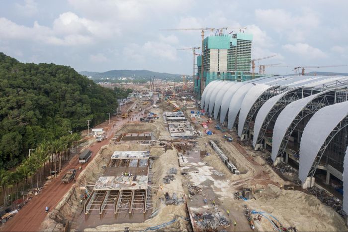 Hiện công trường Đại lộ APEC đang dồn lực thi công vỉa hè, nền đường và hệ thống cấp, thoát nước ngầm. Riêng hệ thống cống ngầm và móng chiếm khoảng 90% khối lượng thi công hiện tại. Điểm nhấn kỹ thuật ở cuối tuyến là hệ thống cống hộp 4 cửa, với chiều dài mỗi bên hơn 800 m. Đơn vị thi công đặt mục tiêu hoàn thành hạng mục này trong tháng 10, sau đó nhanh chóng hoàn thiện mặt đường, hướng tới về đích toàn tuyến trong quý II/2027.