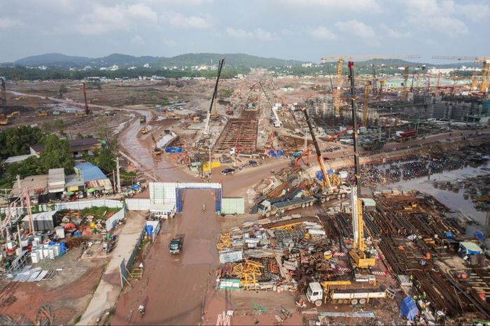 Đại lộ APEC có mặt cắt ngang rộng 68 m, quy mô 4-6 làn xe. Được định vị là trục giao thông mang tính nghi lễ ngoại giao, tuyến đường sẽ bố trí hệ thống màn hình LED và bảng điện tử khổ lớn dọc tuyến, tại các nút giao để trình chiếu hình ảnh quảng bá đất nước tới bạn bè quốc tế.