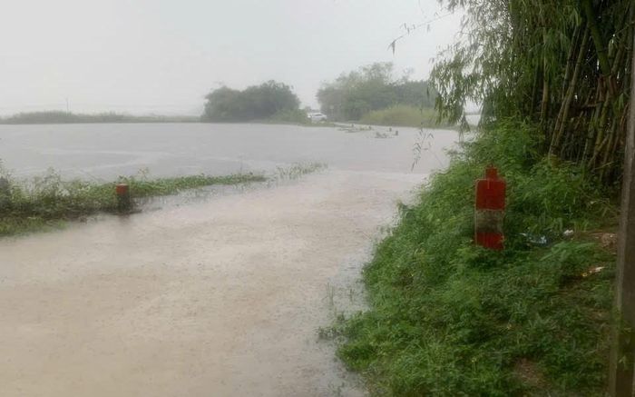 Đoạn qua đập tràn Thủ Lễ trên tuyến Tỉnh Lộ 4, xã Quảng Điền nước đã tràn qua khiến việc đi lại gặp khó khăn.