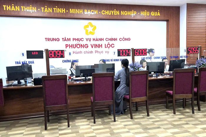 Tại trung tâm hành chính công phường Vinh Lộc (Nghệ An), người dân được cán bộ chuyên trách hướng dẫn nhập hồ sơ lên cổng dịch vụ công quốc gia. 