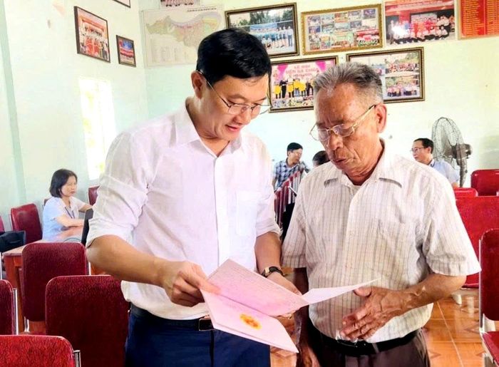 Cán bộ xã Đại Đồng (Nghệ An), hướng dẫn người dân nhập dữ liệu đất đai lên kho dữ liệu số quốc gia.