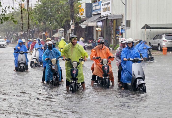 Chính quyền TP Đà Nẵng cho phép các địa phương chủ động cho học sinh nghỉ học khi mưa lớn.