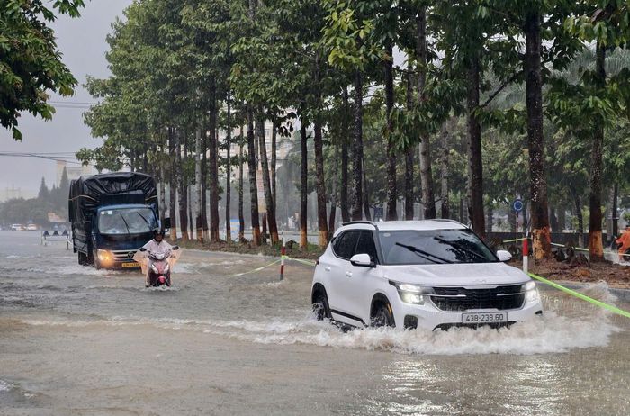 Nhiều đoạn ngập nước từ 0,3m - 0,5m do mưa lớn trong 2 ngày 7 và 8/10.