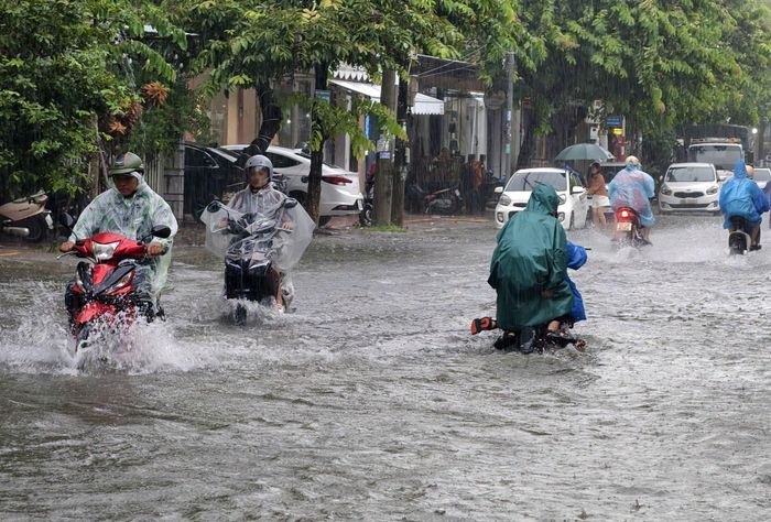 Đường Huỳnh Thúc Kháng, phường Tam Kỳ, TP Đà Nẵng ngập, một số đoạn chính quyền căng dây cấm qua lại.