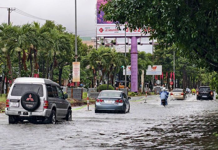 Đường Hùng Vương, phường Tam Kỳ nhiều đoạn ngập sâu gây khó khăn cho việc đi lại.
