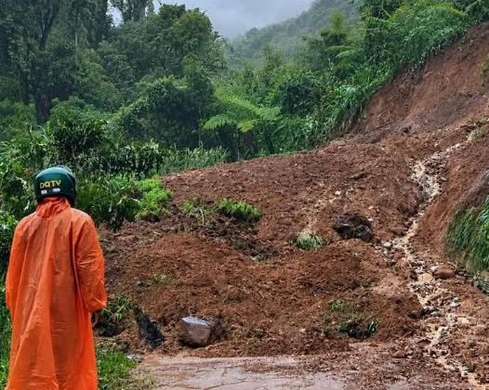 Đoạn đường khu vực cầu Nước Na lên Kon Pin, xã Trà Linh, TP Đà Nẵng xảy ra sạt lở, đất đá tràn xuống mặt đường khiến giao thông bị chia cắt.