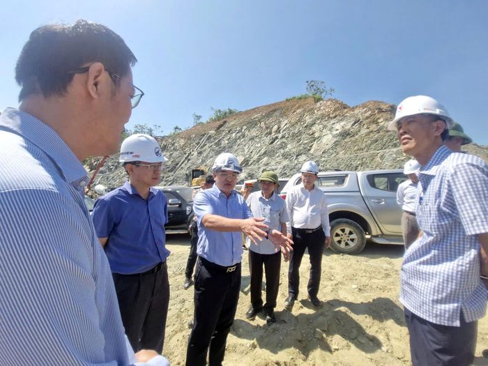 Phó cục trưởng Cục Đường bộ Việt Nam Nguyễn Thanh Hoài kiểm tra, chỉ đạo tại công trường.