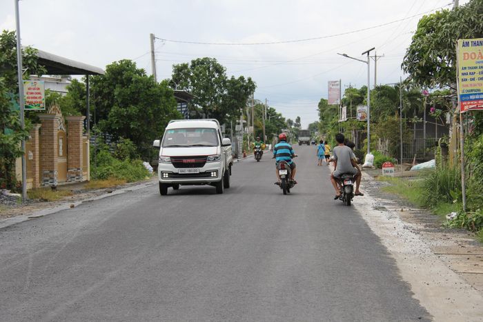 Đoạn đường ổ voi, ổ gà trước đây qua ấp Gò Da (xã Tân Hồng) đã được sửa chữa, thảm lại mặt đường.