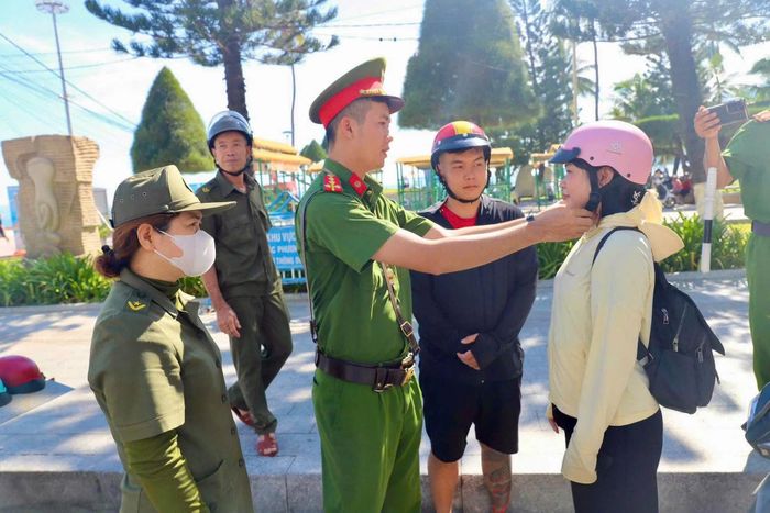 Công an phường Nha Trang hướng dẫn người dân đội mũ bảo hiểm đúng cách, bảo đảm an toàn khi tham gia giao thông (Ảnh: CAKH).