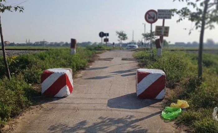 Một lối đi tự mở sau khi được thu hẹp có đầy đủ các biển cảnh báo theo quy định.