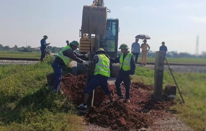 Các cột bê tông được chôn xuống phần đường dân sinh để thu hẹp diện tích nhằm ngăn không cho ô tô, xe cơ giới lưu thông (Ảnh: CSGT Nghệ An).