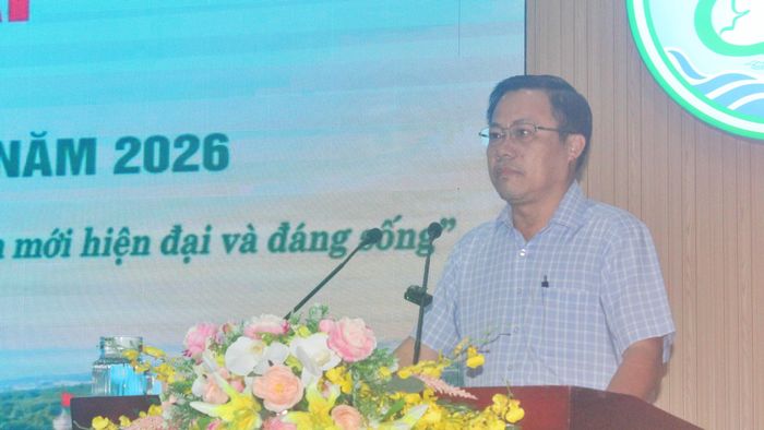 Ông Nguyễn Trường Hận, Phó giám đốc Sở Xây dựng tỉnh Cà Mau trả lời kiến nghị của đại biểu.
