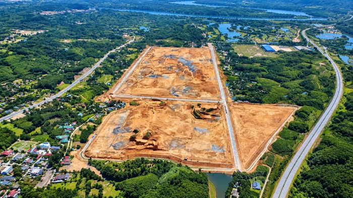 Đối với khu phía Đông, diện tích thu hồi là 145,6ha, ảnh hưởng đến 260 hộ gia đình, cá nhân và tổ chức. Đến nay, 260/260 hộ đã được kiểm kê; 150 hộ được xác nhận nguồn gốc đất. Phường đã công khai phương án qua 5 đợt đối với 39 hộ, diện tích 26,5ha, tổng giá trị 51,1 tỷ đồng; phê duyệt 2 đợt đối với 16 hộ, với diện tích 7,1ha, tổng giá trị 10,8 tỷ đồng. Hồ sơ của 3 đợt, liên quan đến 23 hộ và diện tích 19,4ha, đang được hoàn thiện để trình thẩm định, dự kiến hoàn thành trước ngày 15/10.