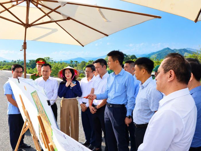 Ngày 7/10, ông Nguyễn Thế Phước, Phó Bí thư Tỉnh ủy, Chủ tịch Ủy ban MTTQ Việt Nam tỉnh Lào Cai, kiểm tra công tác giải phóng mặt bằng Dự án đầu tư xây dựng và kinh doanh kết cấu hạ tầng Khu công nghiệp Trấn Yên (giai đoạn I). Quá trình thực hiện phải theo phương châm “làm việc gì dứt điểm việc đấy, vướng ở đâu tháo gỡ ở đó. Phường Âu Lâu cần rà soát cụ thể từng trường hợp, xác định rõ khó khăn thuộc khâu nào, trách nhiệm của cơ quan, đơn vị nào; những vấn đề vượt thẩm quyền phải kịp thời tổng hợp, đề xuất phương án để cấp có thẩm quyền xem xét, giải quyết, không để vướng mắc kéo dài, ảnh hưởng đến tiến độ chung.