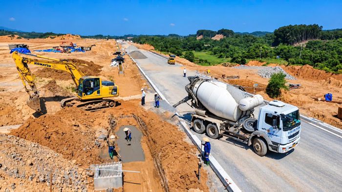 Theo thông tin dự án, nguồn điện phục vụ KCN được lấy từ lưới điện quốc gia thông qua trạm biến áp 110/22kV, công suất 2x63MVA. Hệ thống cấp nước giai đoạn 1 có công suất 10.000m³/ngày đêm, trong khi nhà máy xử lý nước thải có công suất 8.300m³/ngày đêm. Nước thải được phân loại, thu gom và xử lý theo quy chuẩn trước khi xả thải.