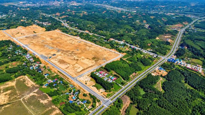 Dự án được Thủ tướng Chính phủ chấp thuận chủ trương đầu tư, đồng thời chấp thuận nhà đầu tư là Tổng Công ty Viglacera - CTCP với quy mô hơn 254ha, tổng vốn đầu tư trên 2.184 tỷ đồng. Khu công nghiệp Trấn Yên nằm trên hành lang kinh tế kết nối khu vực Tây Bắc với Hà Nội, Hải Phòng và cửa khẩu Lào Cai; gần nút giao IC12 của cao tốc Nội Bài - Lào Cai và khu vực ga Yên Bái tuyến đường sắt Lào Cai - Hà Nội - Hải Phòng, rất thuận lợi trong giao thông vận tải. Khu công nghiệp này cách cửa khẩu Lào Cai khoảng 145km, sân bay Nội Bài khoảng 120km, Hà Nội khoảng 140km và cảng Hải Phòng khoảng 270km.