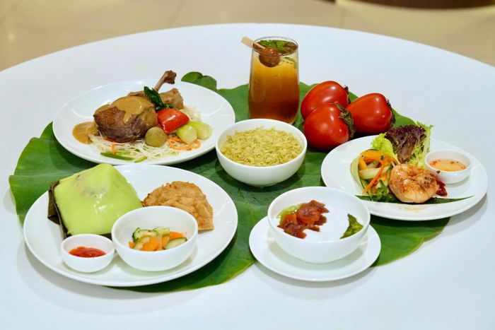 Không cần đợi đến khi đặt chân xuống phố, hành khách có thể cảm nhận hương vị mùa thu Hà Nội ngay trên chuyến bay Vietnam Airlines, qua những thức quà quen thuộc như cốm làng Vòng, sấu, hồng và cóc.