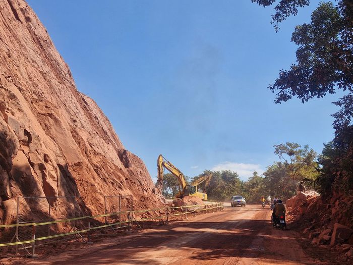 Đơn vị thi công đang đẩy nhanh tiến độ thi công dự án bảo đảm an toàn giao thông trên QL6, đoạn qua phường Mộc Châu, tỉnh Sơn La.