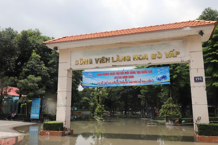 Công viên Làng Hoa Gò Vấp chìm trong biển nước.