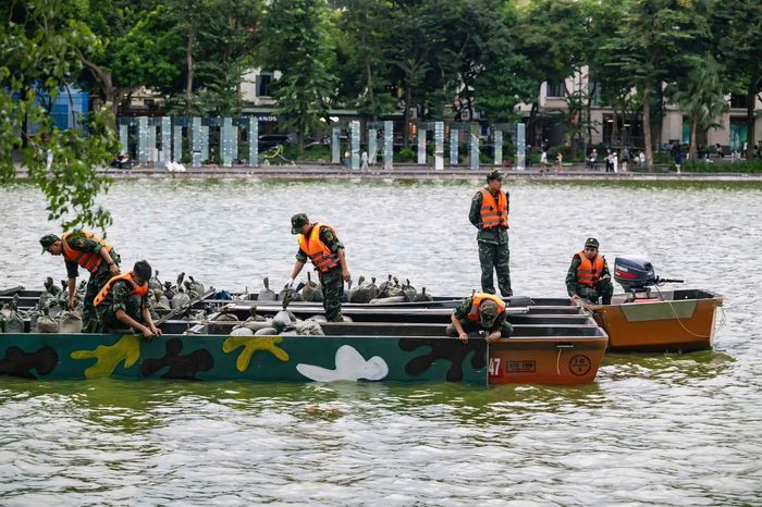 Lực lượng chức năng đang gấp rút hoàn thiện trận địa pháo hoa tại Hồ Hoàn Kiếm để phục vụ màn trình diễn dài 15 phút vào tối 10/10.