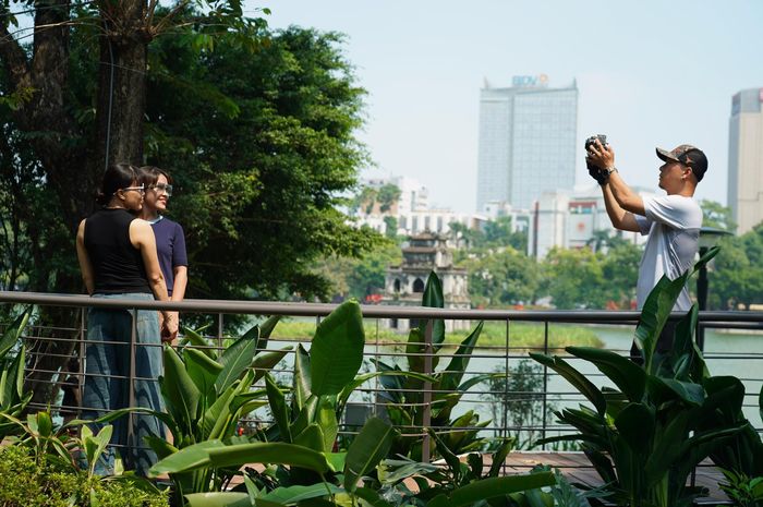 Tại khu vực vườn hoa và đường đi dạo ven bờ phía Tây hồ Gươm, dọc phố Lê Thái Tổ, UBND phường Hoàn Kiếm đang triển khai trang trí không gian nghệ thuật “Dải lụa ký ức” hướng tới ngày Kỷ niệm 72 năm Ngày Giải phóng Thủ đô (10/10/1954) và Ngày Văn hóa Việt Nam (24/11).