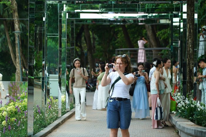 ''Đây là lần đầu tiên tôi đến Hà Nội vào tháng 10 và tôi rất thích thời tiết Hà Nội thời điểm này. Tôi khá ấn tượng với những khung gương ở đây. Các không gian này tạo ra nhiều góc chụp ảnh đẹp", bạn Anna đến từ Australia chia sẻ.