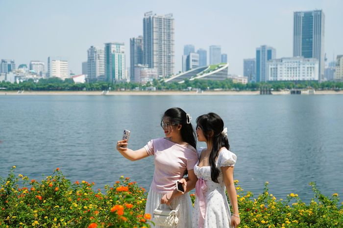Một góc thành phố Hà Nội hiện đại tại Công viên An Hòa (phường Cầu Giấy) cũng thu hút rất nhiều bạn trẻ đến chụp ảnh trong những ngày cận 10/10.