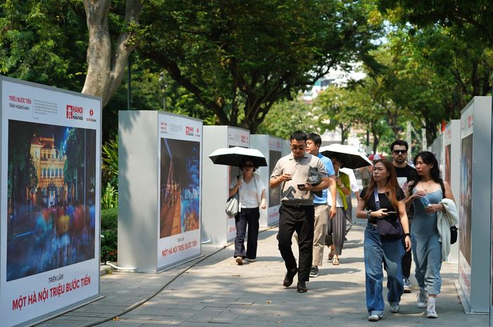 Nhân kỷ niệm 72 năm Ngày Giải phóng Thủ đô và hướng tới Ngày Văn hóa Việt Nam 24/11, triển lãm “Một Hà Nội. Triệu bước tiến” giới thiệu 30 tác phẩm nhiếp ảnh về con người, văn hóa và nhịp sống Thủ đô, diễn ra từ 26/9 đến 18/10 tại phố đi bộ Đinh Tiên Hoàng.