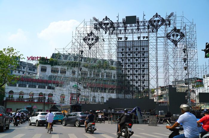 Đội thi công khẩn trương lắp dựng dựng sân khấu tại khu vực Hồ Gươm, chuẩn bị cho chương trình nghệ thuật đặc biệt “Bản Giao hưởng Hà Nội” diễn ra ngày 10/10, chào mừng 72 năm Ngày Giải phóng Thủ đô.