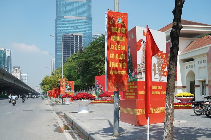 Doanh trại Quân đội Nhân dân Việt Nam tại số 8 Phạm Hùng (phường Từ Liêm) rực rỡ cờ hoa, pano chào mừng kỷ niệm 80 năm Ngày truyền thống Lực lượng vũ trang Thủ đô (19/10/1946 - 19/10/2026).