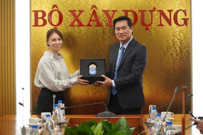 Đại diện đoàn đại biểu Liên bang Nga tặng quà lưu niệm cho Bộ Xây dựng Việt Nam.