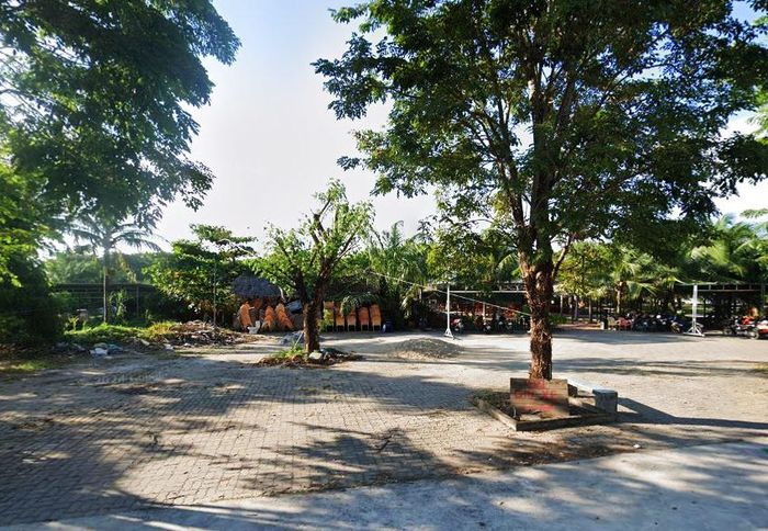 Phía trong khu du lịch giờ bán quán cà phê, quán nhậu bình dân. 