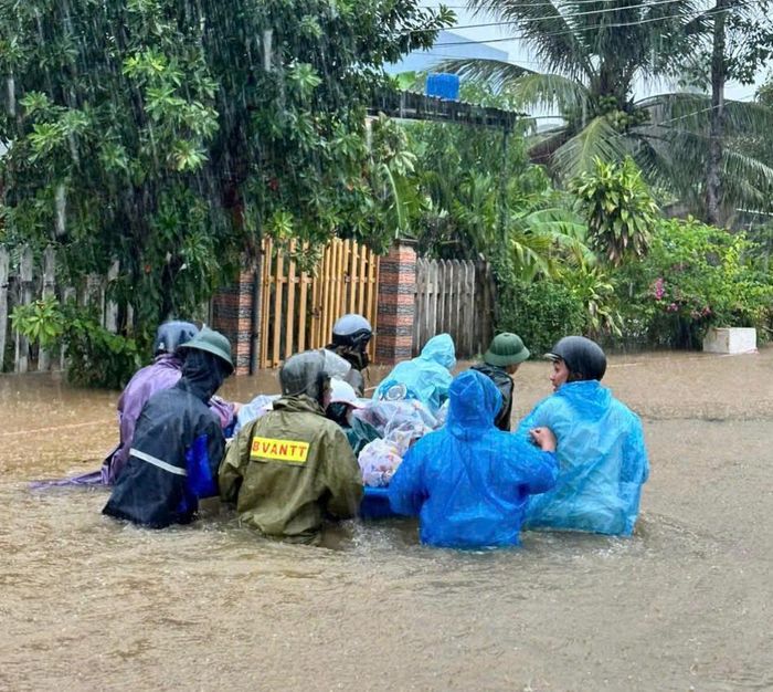 Ngoài ra, cơ quan Bộ Chỉ huy quân sự TP Đà Nẵng cũng thành lập 3 đội cứu hộ, cứu nạn, mỗi đội gần 20 cán bộ, chiến sĩ, cùng phương tiện, trang bị bảo đảm. Cùng với đó, thành lập 2 tổ chỉ huy cơ động do Chỉ huy trưởng và Chính ủy Bộ Chỉ huy quân sự TP làm tổ trưởng.